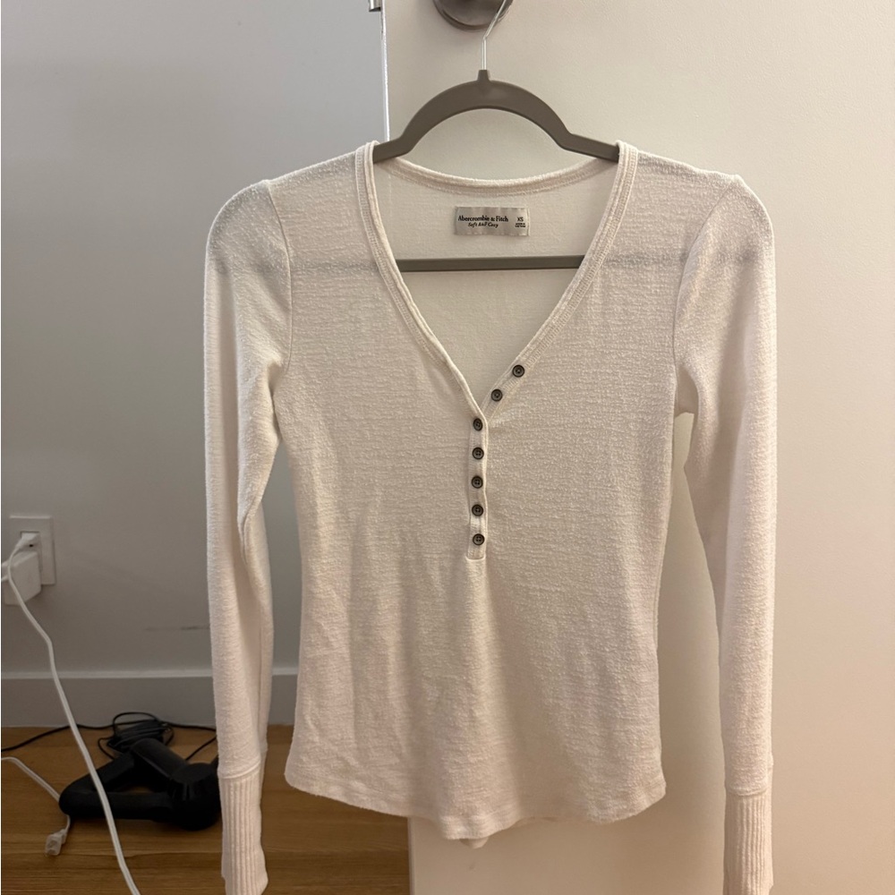 Abercrombie & Fitch Cream V-Neck Buttoned Long Sleeve Top Size XS